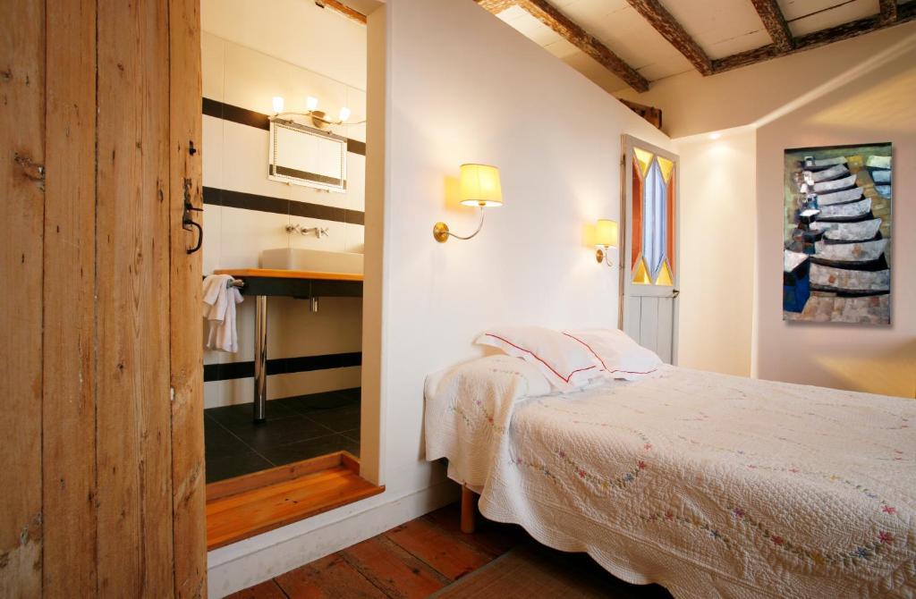 La Porte Rouge - The Red Door Inn Saintes Room photo